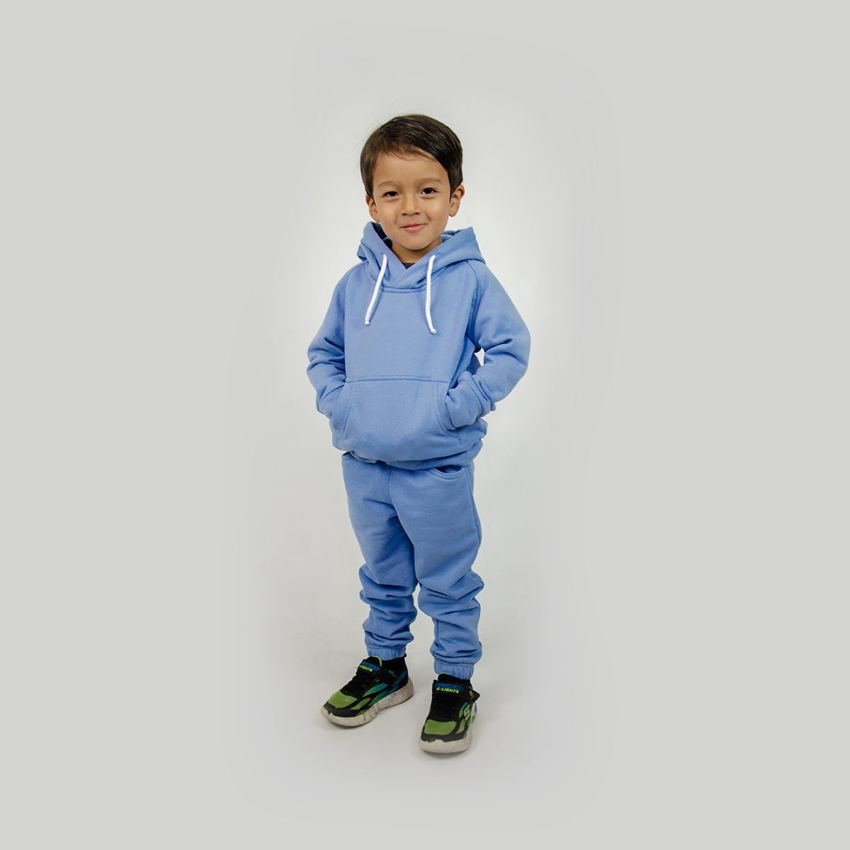 niño vistiendo pants y chumpa de algodon color azul