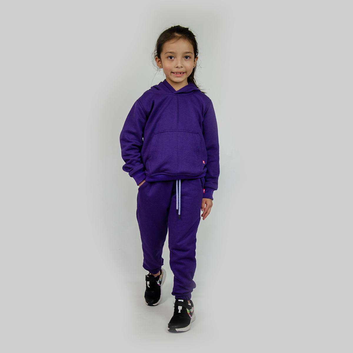 niña vistiendo pants y chumpa de algodon color morado