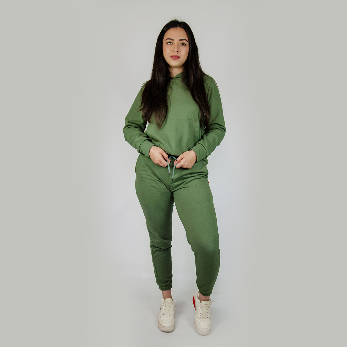 mujer vistiendo pants y chumpa de algodon color verde