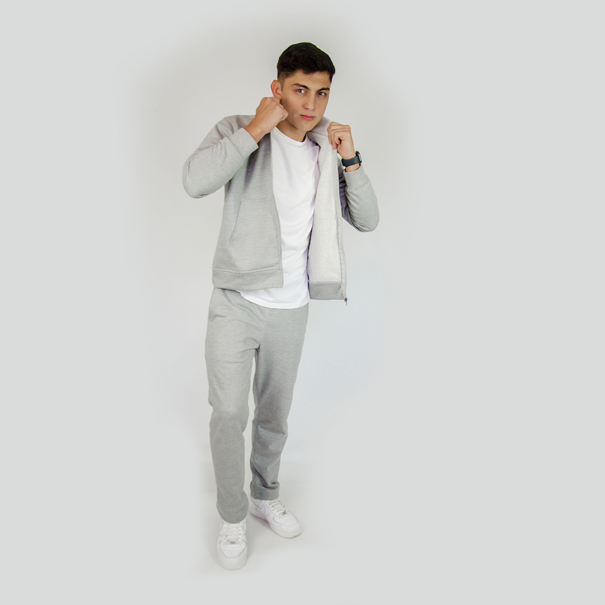 hombre vistiendo pants y chumpa de algodon color gris